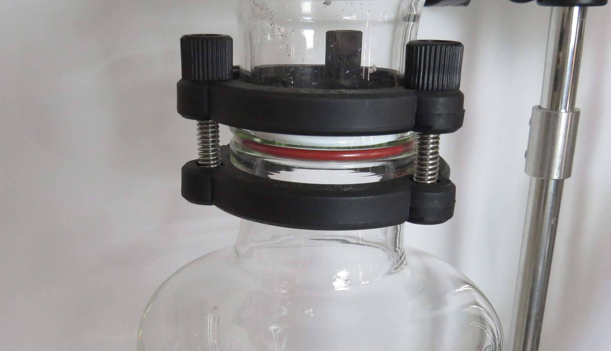 法兰接口在旋转蒸发仪冷凝器与收集瓶之间的连接特写